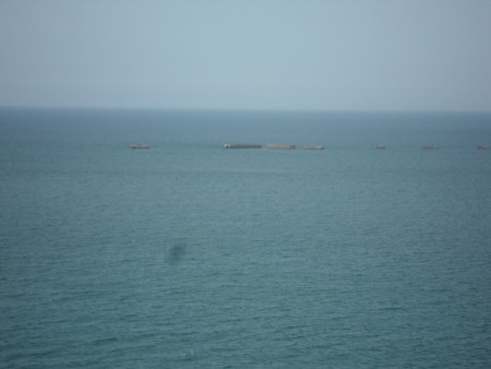 65.a - Arromanches, resti porto artificiale