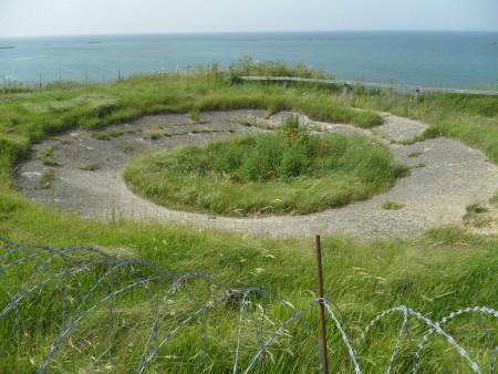 67.a - Arromanches, forse c'era un cannone