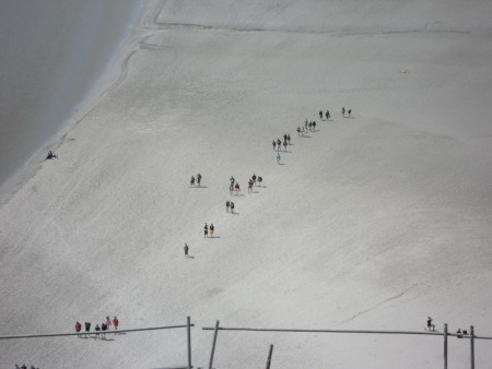 106.a - Persone che camminano sulla baia